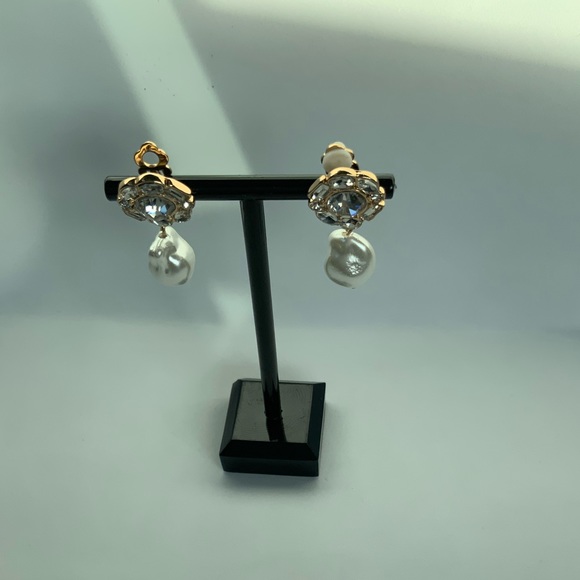 Nordstrom Cluster Imitation Pearl Clip-On Earrings - Picture 8 of 10